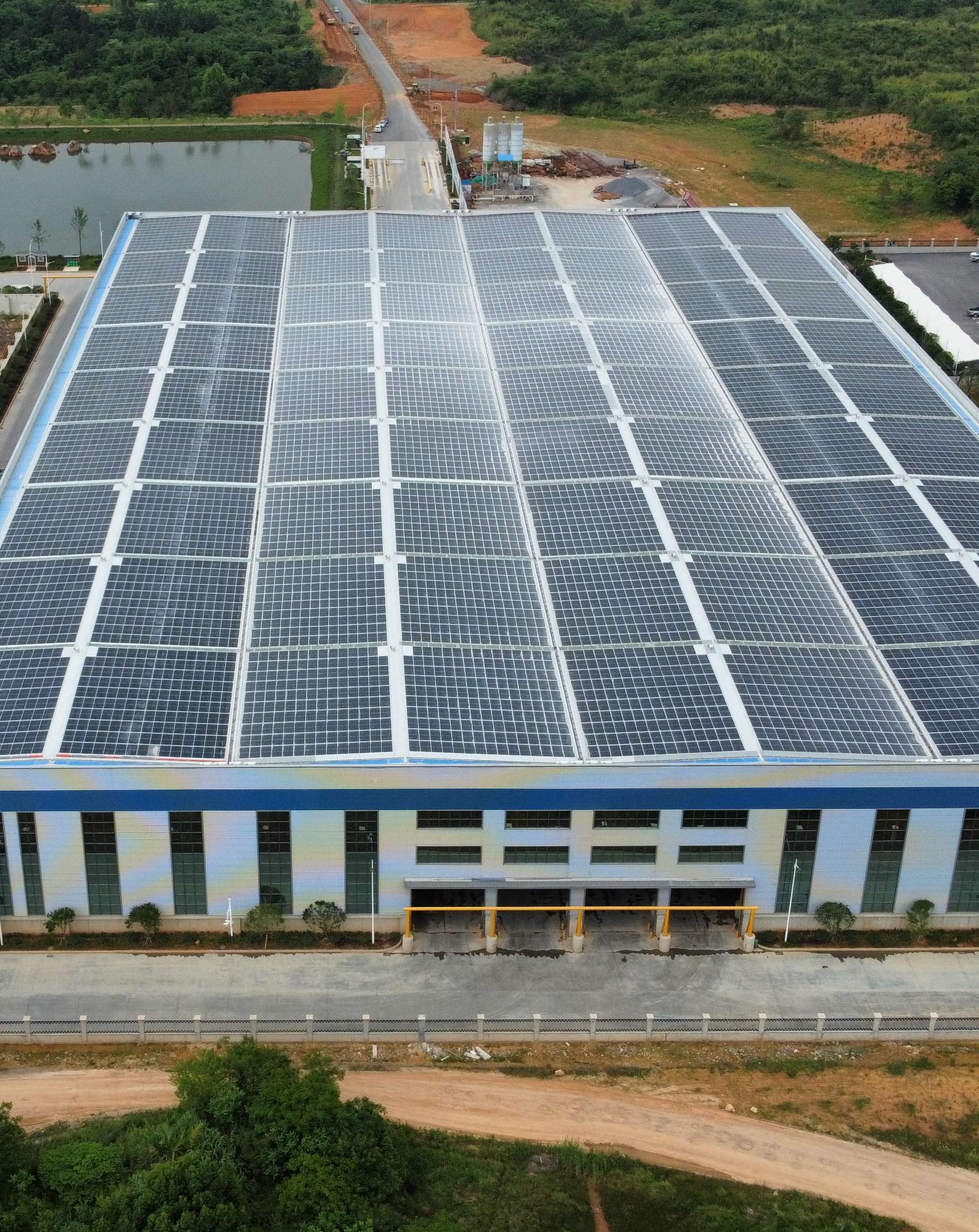 2022年4月，安徽池州匯成物資4MW光伏發(fā)電BIPV項(xiàng)目，年發(fā)電約400萬度，滿足約40%用電需求.jpg